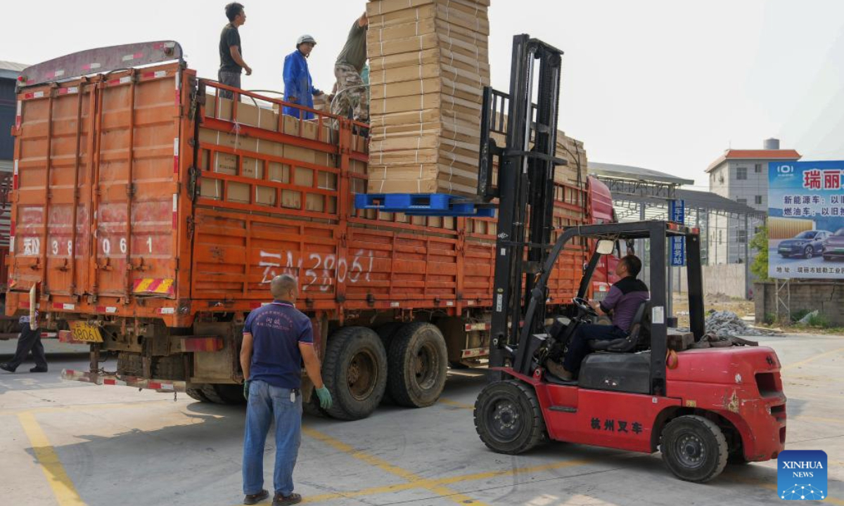 Workers transport tents to be sent to Myanmar for earthquake relief in Ruili, southwest China's Yunnan Province, March 29, 2025. Yunnan Province has sent relief supplies to Myanmar on Saturday, after a massive earthquake jolted the Southeast Asian country on Friday. (Xinhua/Chen Xinbo)