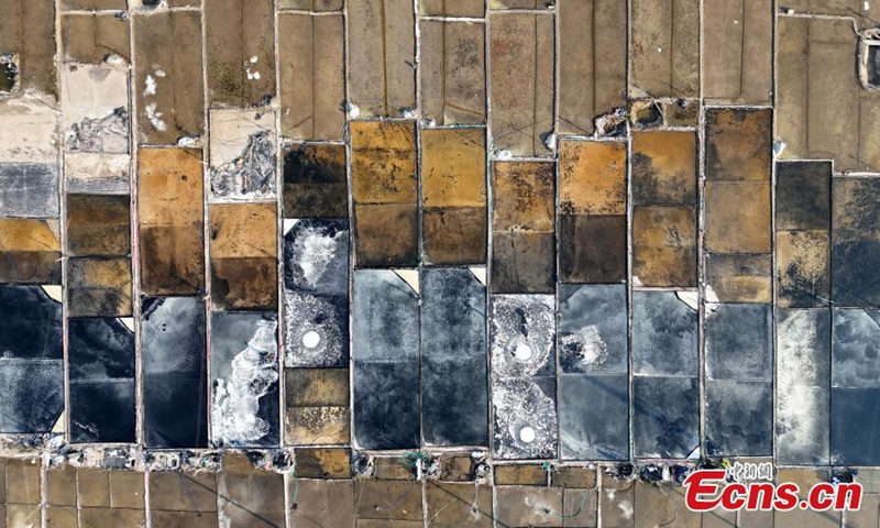 Scene of salt harvest at a salt evaporation pond resembles ink painting in Yueqing of Wenzhou, east China's Zhejiang Province, March 24, 2025. (Photo/VCG)