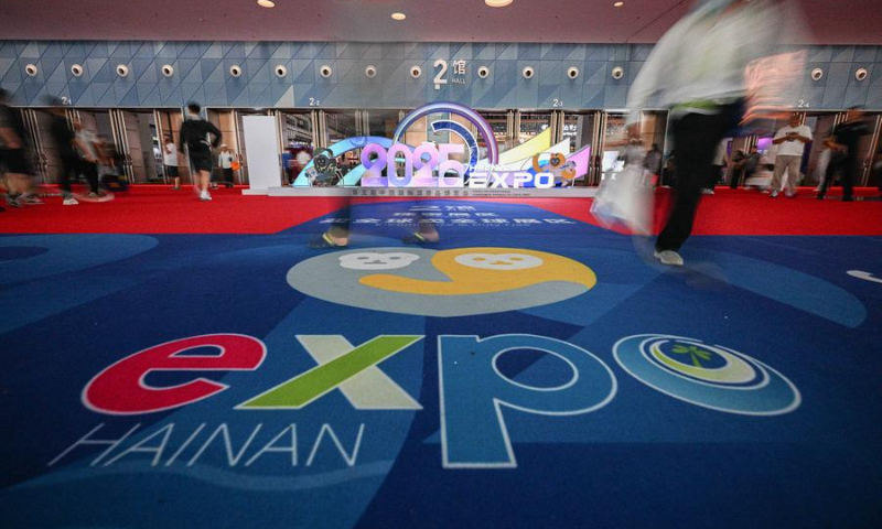 People visit the 5th China International Consumer Products Expo (CICPE) in Haikou, south China's Hainan Province, April 18, 2025. (Xinhua/Pu Xiaoxu)