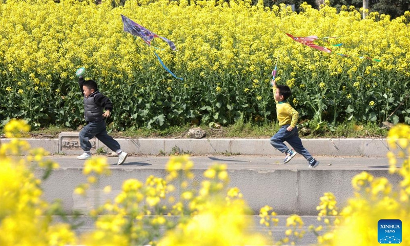 Children fly kites in Qianyuan Town of Huzhou City, east China's Zhejiang Province, March 20, 2025. In Zhejiang Province, as the temperature rises, people go out of their homes to enjoy the blossoms in the spring time, showing a lifestyle in harmony with nature. (Photo: Xinhua)