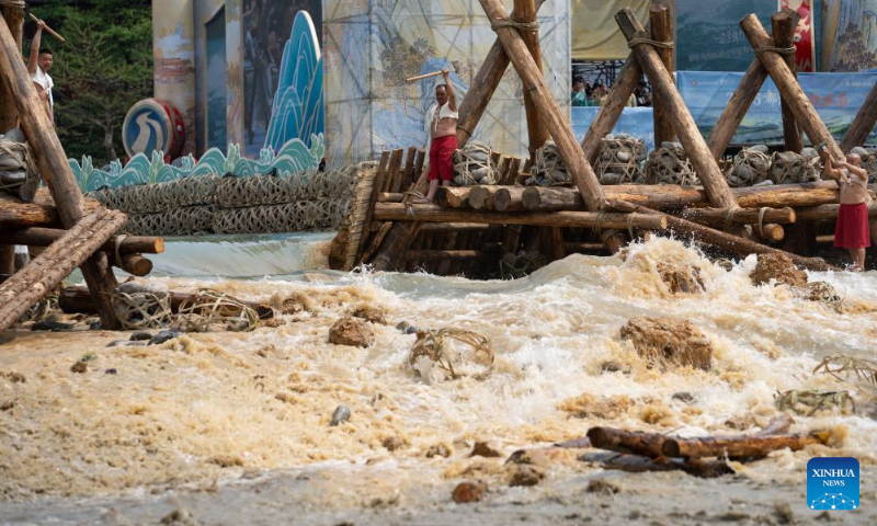 People take part in a water releasing festival held in Dujiangyan, southwest China's Sichuan Province, April 4, 2025. The Dujiangyan water releasing festival was celebrated on Friday in Dujiangyan on the Tomb-sweeping Day, also known as Qingming Festival. People pray for good harvests during the festival, which is a time-honored custom in western Sichuan Plain with important historical, cultural and folkloric values. Some 1,000 guests and tourists participated in the event. (Xinhua/Jiang Hongjing)