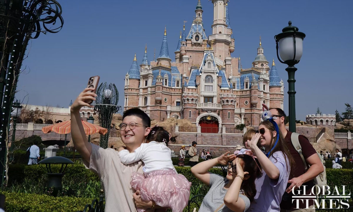 Rongrong's family and Brecken's family visit Shanghai Disneyland on March 24, 2025. Photo: Li Yawei/GT