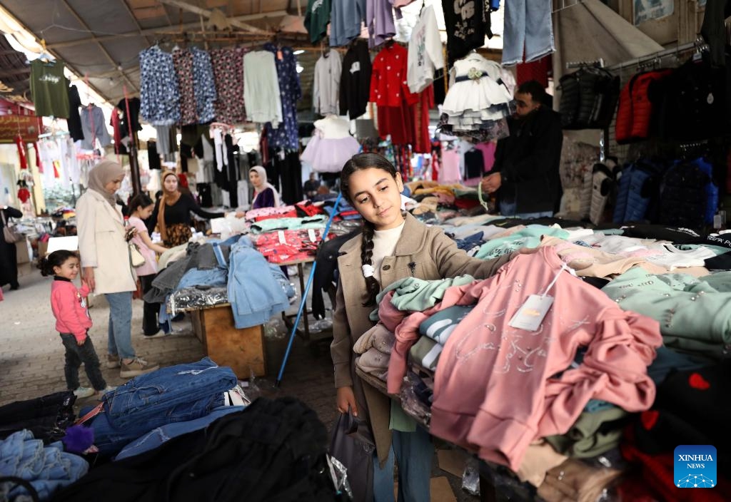 People shop at a market ahead of the Eid al-Fitr in the West Bank city of Nablus, on March 26, 2025. (Photo: Xinhua)