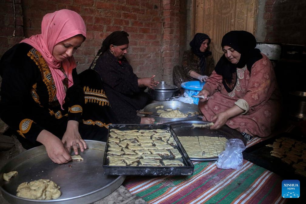 Egyptian women make traditional cookies ahead of Eid al-Fitr in Cairo, Egypt, on March 27, 2025. (Photo: Xinhua)
