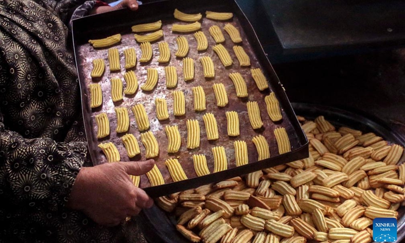 An Egyptian woman makes traditional cookies ahead of Eid al-Fitr in Cairo, Egypt, on March 27, 2025. (Photo: Xinhua)