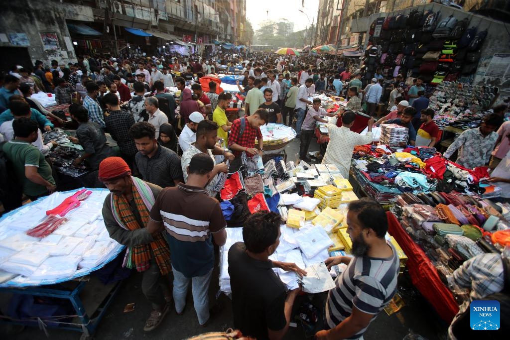 People shop for goods ahead of the Eid al-Fitr in Dhaka, Bangladesh, March 26, 2025 (Photo: Xinhua)