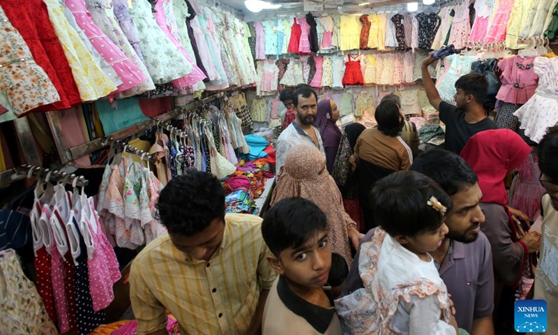 People shop for goods ahead of the Eid al-Fitr in Dhaka, Bangladesh, March 26, 2025 (Photo: Xinhua)