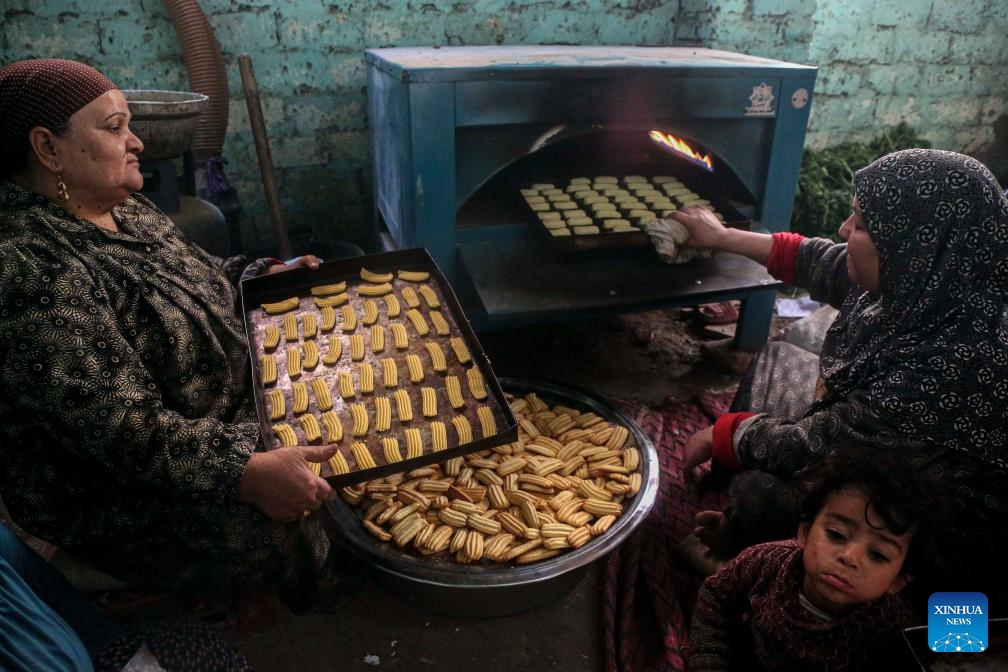Egyptian women make traditional cookies ahead of Eid al-Fitr in Cairo, Egypt, on March 27, 2025. (Photo: Xinhua)