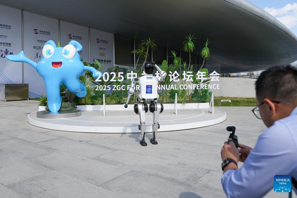 A humanoid robot waves to visitors at Zhongguancun International Innovation Center, venue for the 2025 Zhongguancun Forum (ZGC Forum) Annual Conference, in Beijing, capital of China, March 27, 2025. Themed New Quality Productive Forces and Global Technology Cooperation, this year's annual conference of the forum showcases the latest technologies and products on humanoid robots. (Photo: Xinhua)