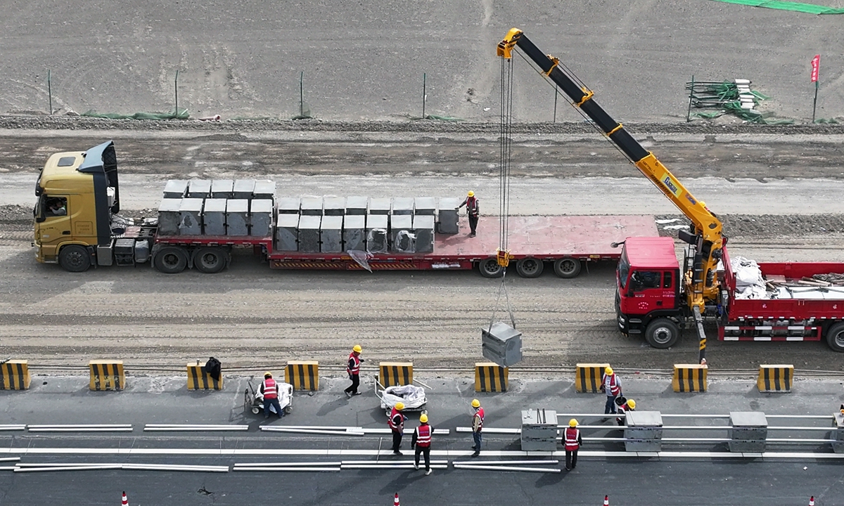 Workers build the Hami section of the G30 Lianyungang-Khorgas Expressway in Hami, Northwest China's Xinjiang Uygur Autonomous Region on March 30, 2025. The G30's traffic efficiency will increase by 30 percent after the expansion, injecting new momentum into the middle section of the economic corridors under the Belt and Road Initiative. Photo: VCG