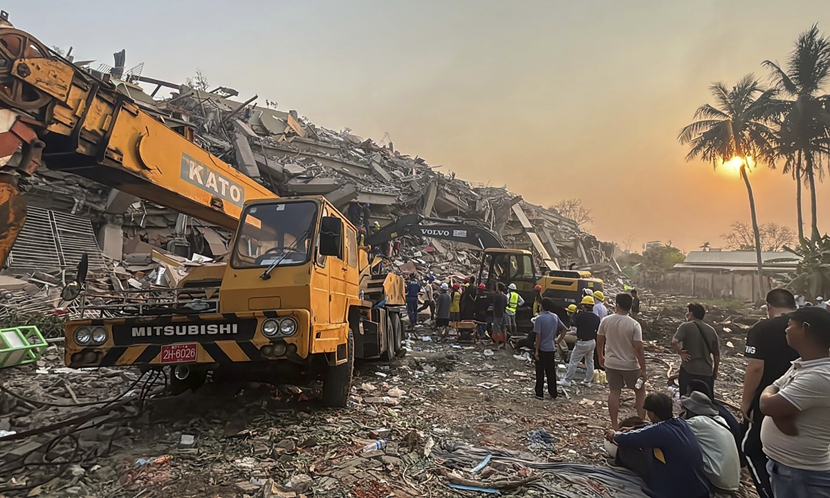 Rescuers work with the help of heavy machinery at the site of a building that collapsed in the earthquake in Mandalay, Myanmar, on March 30, 2025. Photo: VCG 