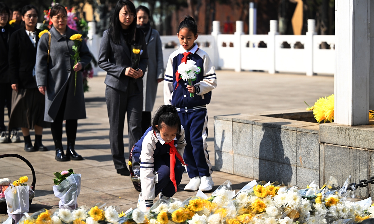 Students present flowers at the Chinese People's Volunteers Martyrs' Cemetery in Shenyang, Northeast China's Liaoning Province on March 31, 2025. More than 300 people, including representatives from enterprises and public institutions, military personnel, veterans, volunteers, primary and secondary school students, gathered at the cemetry and paid tribute to the martyrs, expressing their deep respect and remembrance for the nation's heroes. Photo: VCG