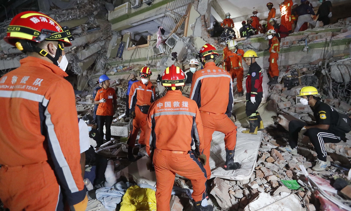Rescue workers from China and Myanmar search for quake victims in Mandalay, Myanmar, on March 30, 2025. Photo: VCG 