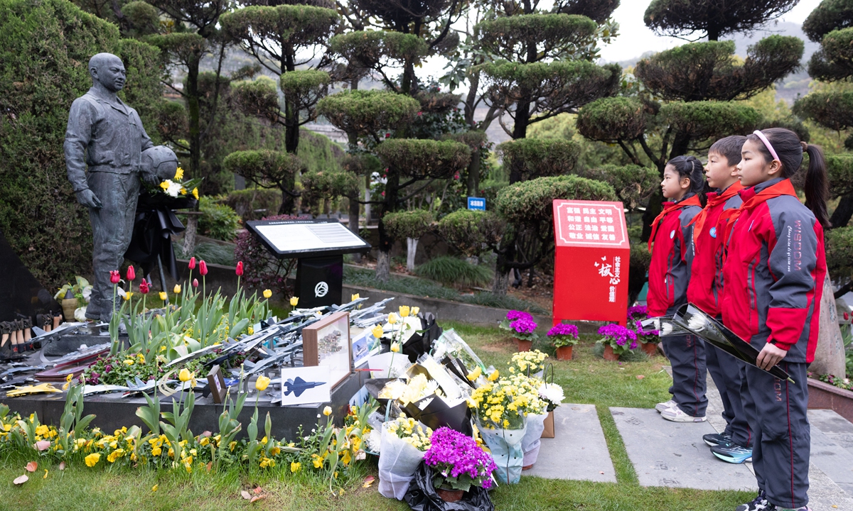 Primary school students lay flowers at the tomb of Wang Wei, a heroic People's Liberation Army (PLA) Navy pilot who sacrificed his life defending China's airspace during a 2001 collision with a US reconnaissance aircraft over the South China Sea, in Hangzhou, East China's Zhejiang Province on March 29, 2025. Photo: VCG