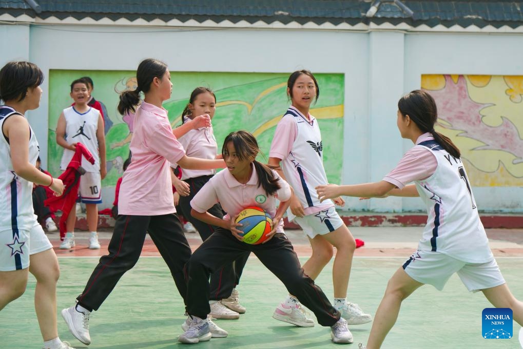 Pupils play basketball on the playground at a primary school in Ruili, southwest China's Yunnan Province, March 31, 2025. (Photo: Xinhua)
