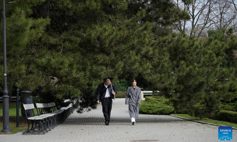 People take a stroll in the Ujazdowski Park in Warsaw, Poland on March 31, 2025. (Photo: Xinhua)