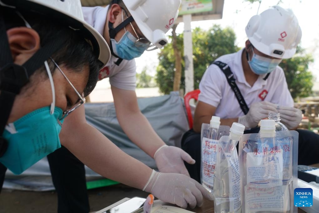 Experts of a rescue and medical team from China's Yunnan Province analyze drinking water and daily water collected at a hospital in Nay Pyi Taw, Myanmar, March 31, 2025. (Photo: Xinhua)