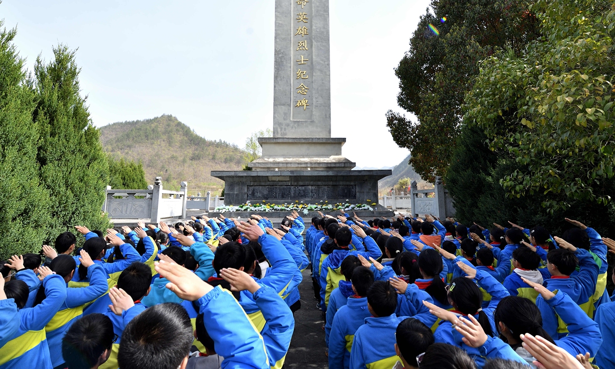 Students from Xiema Town Primary School in Baokang county, Xiangyang, Central China's Hubei Province visit Xiema Town Martyrs' Cemetery for a Qingming-themed educational activity to honor fallen heroes, promote their spirit and uphold patriotism, on April 1, 2025. Photo: VCG
