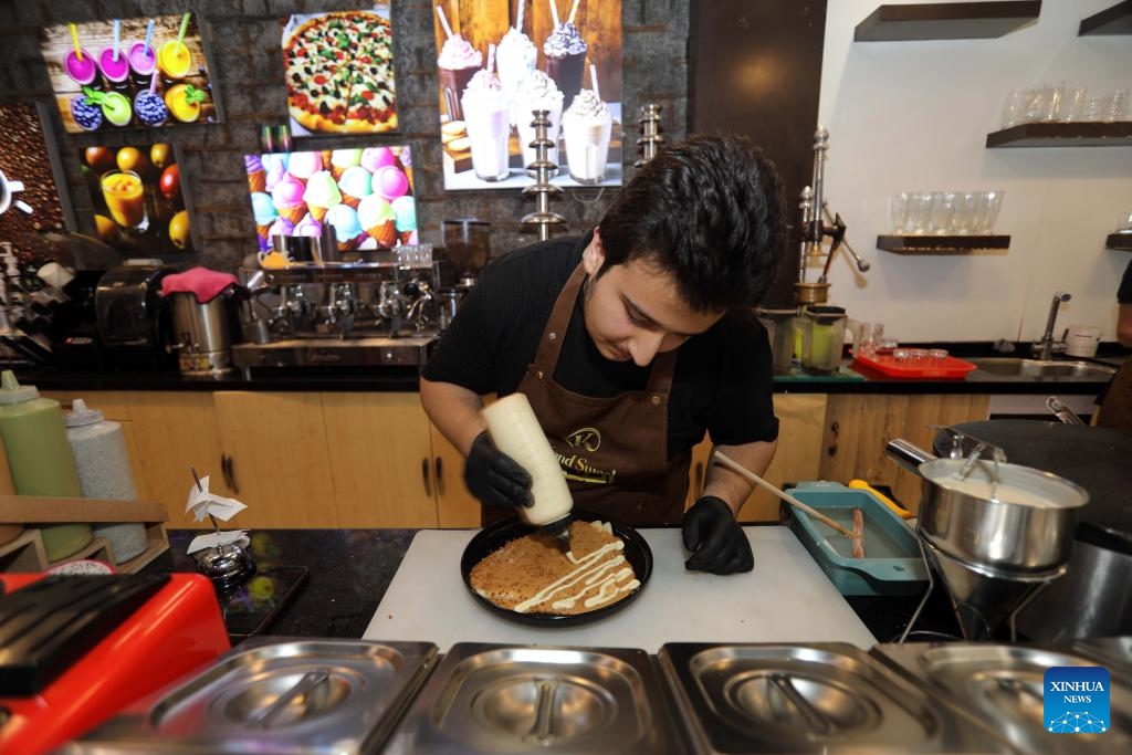 People buy traditional sweets at a store ahead of Eid al-Fitr, which marks the end of the Islamic holy fasting month of Ramadan, in Baghdad, Iraq, March 30, 2025. (Photo: Xinhua)