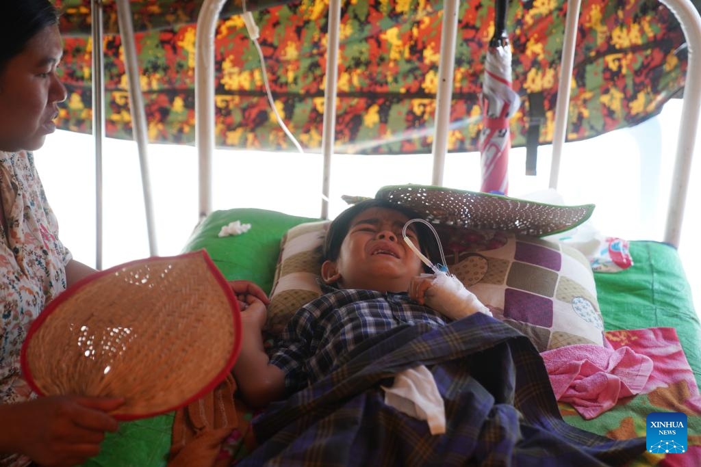 A child injured in an earthquake receives medical treatment at a hospital in Nay Pyi Taw, Myanmar, March 31, 2025. (Photo: Xinhua)
