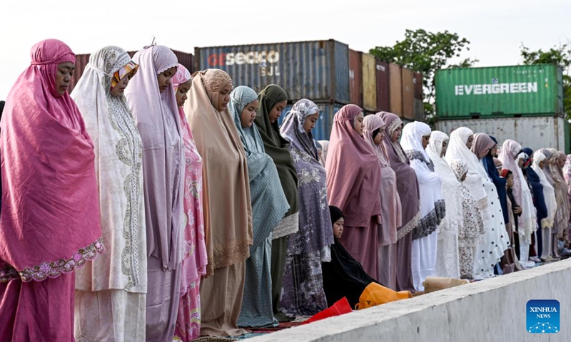 People participate in the Eid al-Fitr praying at Sunda Kelapa Port in Jakarta, Indonesia, March 31, 2025. (Photo: Xinhua)