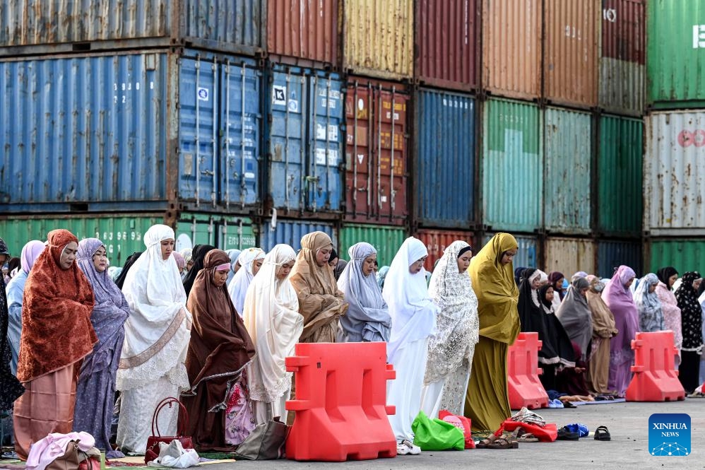 People participate in the Eid al-Fitr praying at Sunda Kelapa Port in Jakarta, Indonesia, March 31, 2025. (Photo: Xinhua)