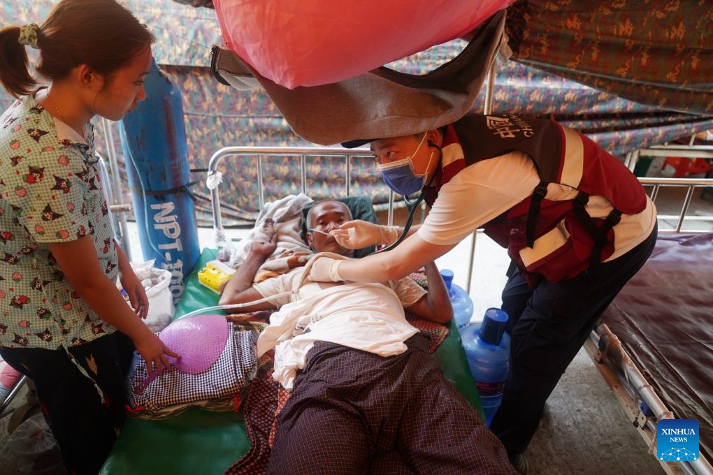 An expert of a rescue and medical team from China's Yunnan Province checks a wounded at a hospital in Nay Pyi Taw, Myanmar, March 31, 2025. (Photo: Xinhua)