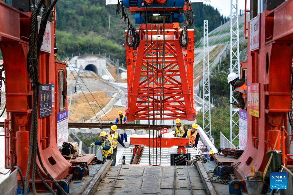 Workers lay tracks at the construction site of Jiangjiaping bridge of the extension project of Weng'an-Machangping Railway in southwest China's Guizhou Province, March 31, 2025. The prefabricated T-beam and track laying of the 148-kilometer-long extension project of Weng'an-Machangping Railway was launched on Monday. (Photo: Xinhua)
