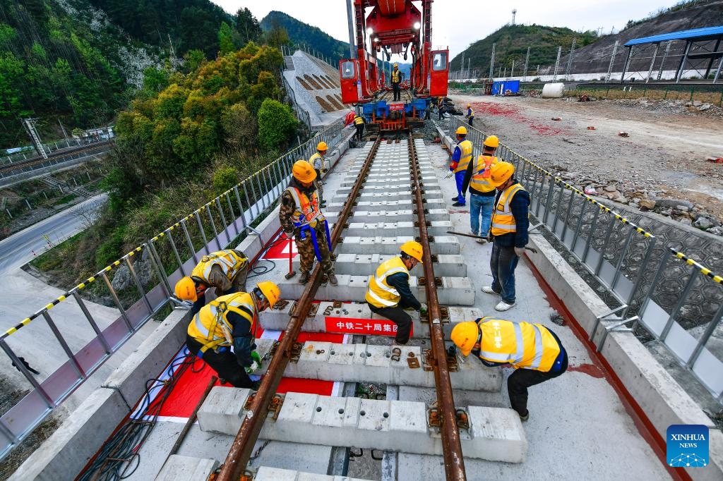 Workers lay tracks at the construction site of Jiangjiaping bridge of the extension project of Weng'an-Machangping Railway in southwest China's Guizhou Province, March 31, 2025. The prefabricated T-beam and track laying of the 148-kilometer-long extension project of Weng'an-Machangping Railway was launched on Monday. (Photo: Xinhua)