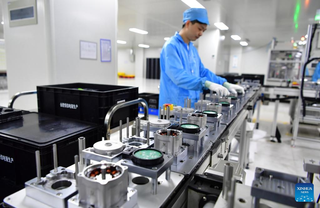 A technician works on a production line of electric oil pumps at a workshop of Hengxin Powertrain Technology Co., Ltd. in Feixi County of Hefei, east China's Anhui Province, March 31, 2025. In recent years, Feixi County has fostered the cluster development of emerging industries including new energy and intelligent connected vehicles, integrated circuits, advanced photovoltaic and energy storage, biomedicine, low-altitude economy, etc. to inject momentum into the county's high-quality economic development. (Photo: Xinhua)