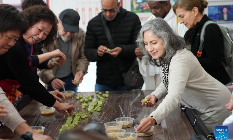 Chinese and foreign residents make Qingmingguo, a traditional snack for Qingming (Tomb Sweeping) Festival, at Jimingshan Community in Yiwu, east China's Zhejiang Province, April 3, 2025. A cultural activity for Chinese and foreign residents was held here on Thursday. (Photo: Xinhua)