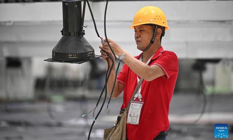 A technician installs lighting devices at the Hainan International Convention and Exhibition Center, the main venue for the upcoming fifth China International Consumer Products Expo (CICPE), in Haikou, south China's Hainan Province, April 4, 2025. The fifth CICPE is scheduled for April 13 to 18 here. The expo, a key platform for global trade and consumption trends, has drawn the participation of over 4,100 brands from 71 countries and regions.（Photo: xinhua)