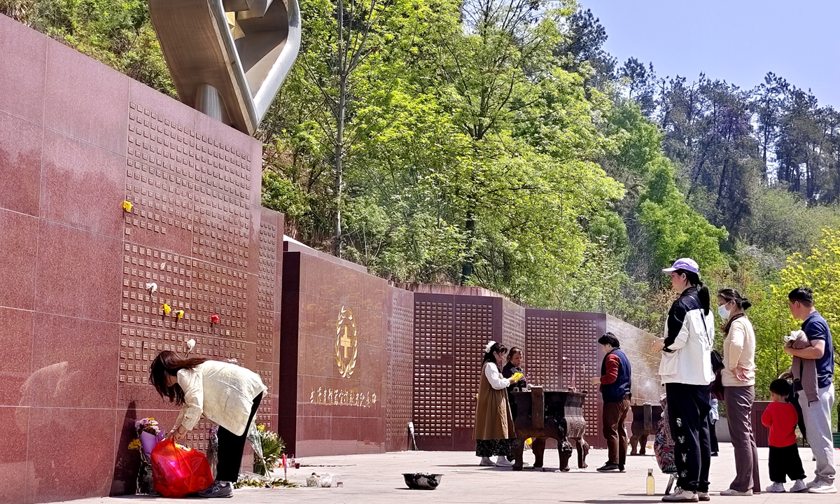 People pay tribute and honor the memory of organ donors in front of the Body Donor Memorial at Shimenfeng Memorial Park in Wuhan, Central China's Hubei Province, on April 6, 2025. Photo: VCG