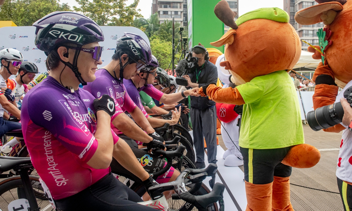 Cyclists prepare before Stage 1 of the 16th Tour of Hainan cycling race in Qionghai, South China's Hainan Province on April 7, 2025. Matteo Malucelli of XDS Astana Team won the opening stage. Photo: VCG