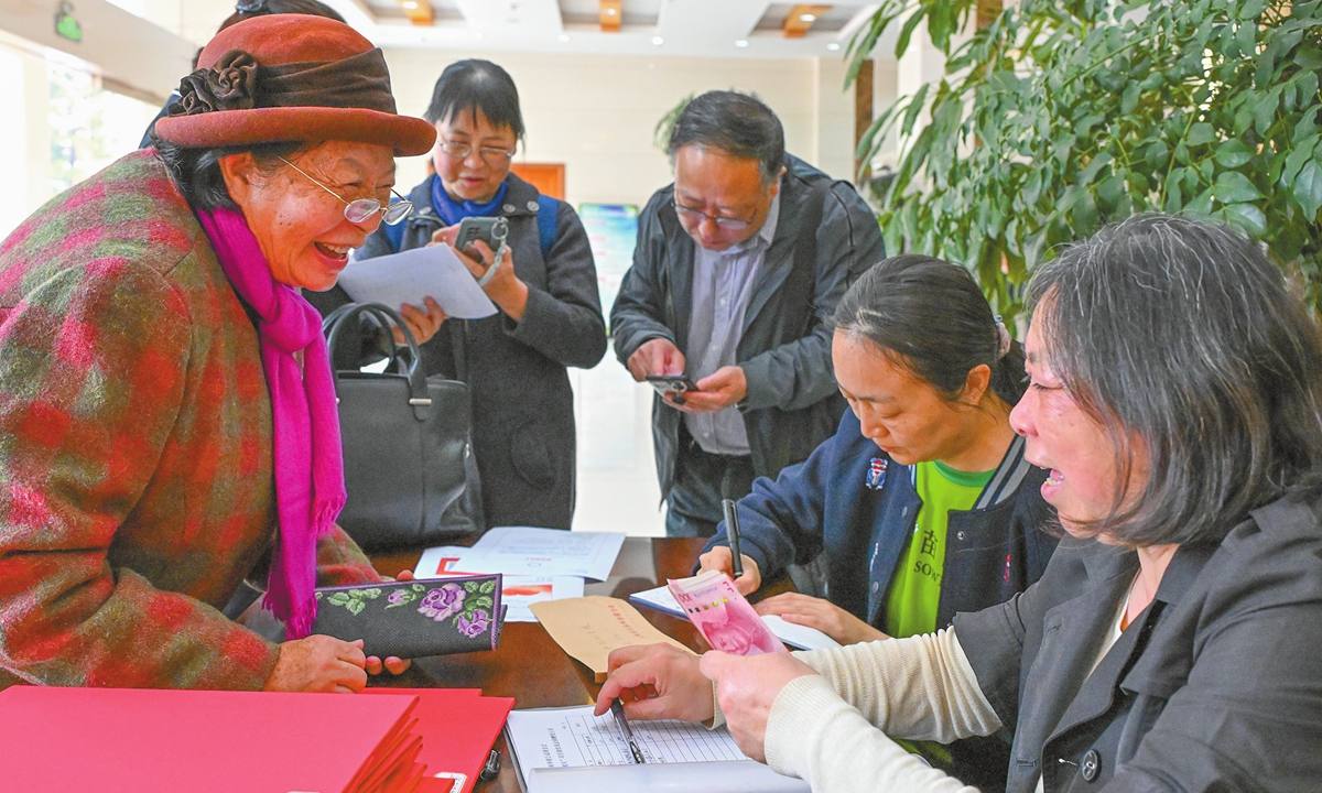 People in the overseas Chinese community donate to the earthquake-stricken areas in Myanmar in Kunming, Southwest China's Yunnan Province, on April 7, 2025. A total of 1.75 million yuan worth of money and materials have been collected. The donations will be used to support disaster relief in Myanmar. Photo: VCG