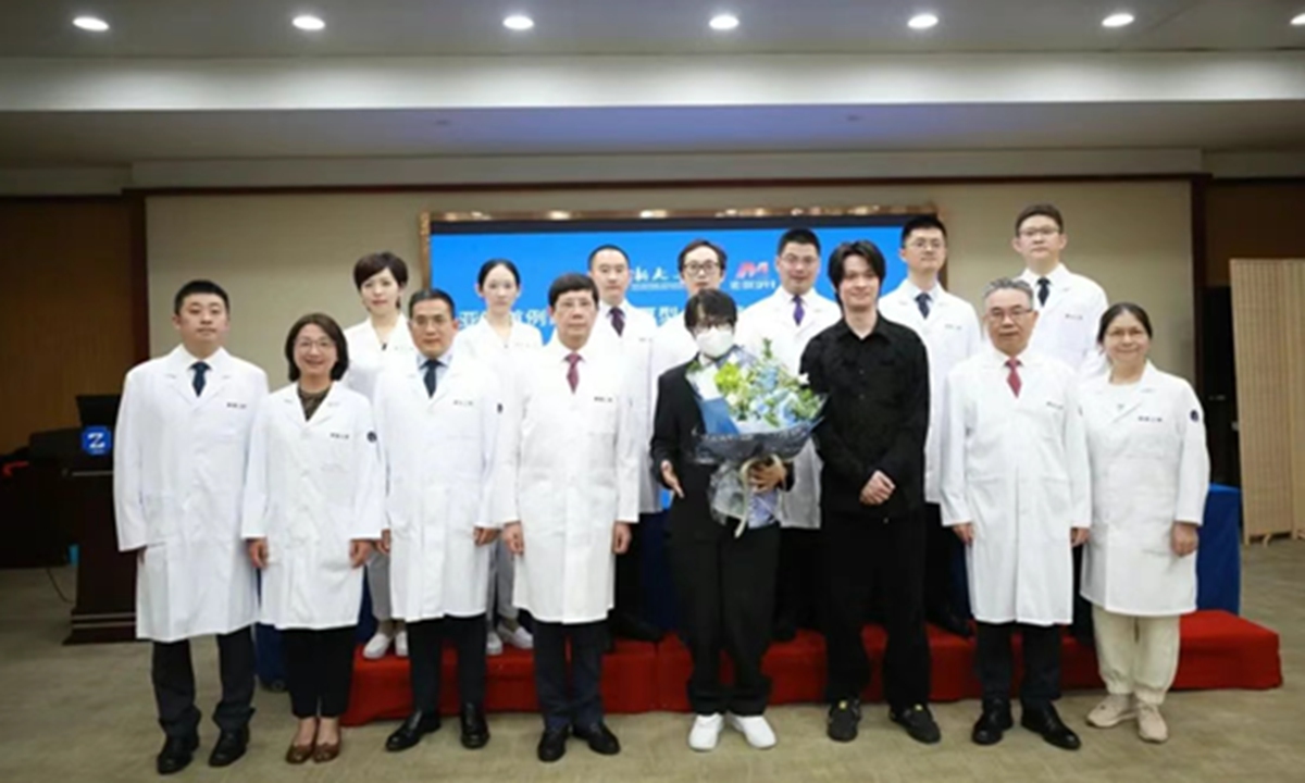 Singer Tank (Lü Jianzhong), from the island of Taiwan, undergoes Asia's first simultaneous heart and liver transplant for familial hypertrophic cardiomyopathy combined with liver failure at the Second Affiliated Hospital of Zhejiang University School of Medicine in Hangzhou, East China's Zhejiang Province. Photo: People's Daily