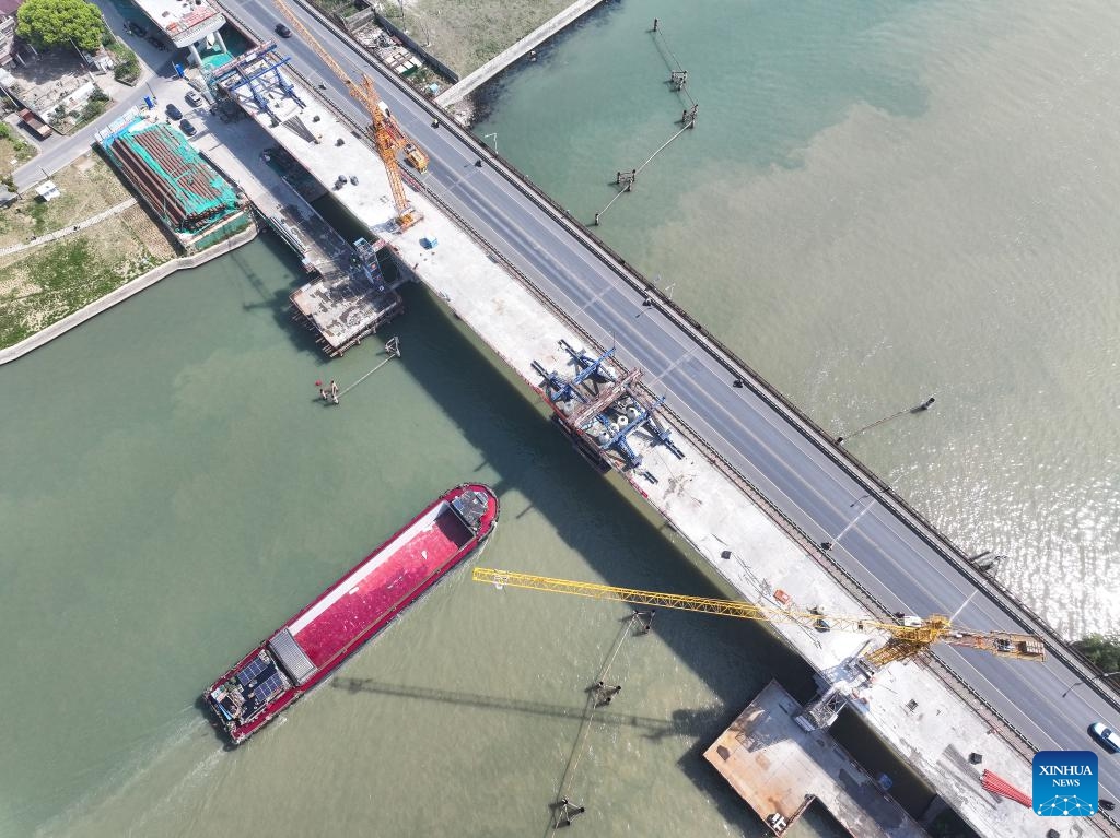 An aerial drone photo taken on April 8, 2025 shows a vessel passing under the Pingwang Bridge in Suzhou, east China's Jiangsu Province. The Pingwang Bridge, a project of the east part of the Chang-Hu-Shen (Changxin-Huzhou-Shanghai) navigation channel (Jiangsu section) improvement project, is under construction. (Photo: Xinhua)