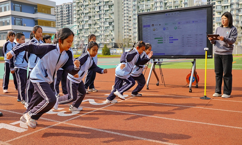 Students at a primary school in Haigang district, Qinhuangdao, North China's Hebei Province, practice running with the help of intelligent sports hardware facilities on April 9, 2025. Photo: VCG