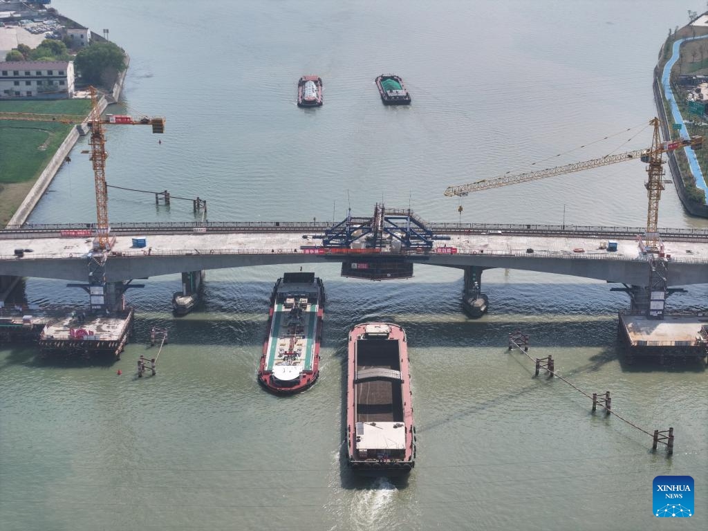 An aerial drone photo taken on April 8, 2025 shows vessels passing under the Pingwang Bridge in Suzhou, east China's Jiangsu Province. The Pingwang Bridge, a project of the east part of the Chang-Hu-Shen (Changxin-Huzhou-Shanghai) navigation channel (Jiangsu section) improvement project, is under construction. (Photo: Xinhua)