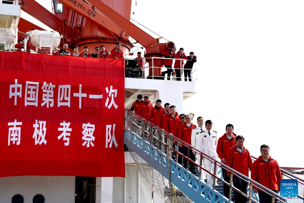 Members of China's 41st Antarctic expedition team disembark from the country's research icebreaker Xuelong, or Snow Dragon, at a base dock in Shanghai, east China, April 8, 2025. China's research icebreaker Xuelong, or Snow Dragon, arrived in Shanghai on Tuesday, marking the completion of key missions in the country's 41st Antarctic expedition, according to a press conference held on Tuesday. (Photo: Xinhua)