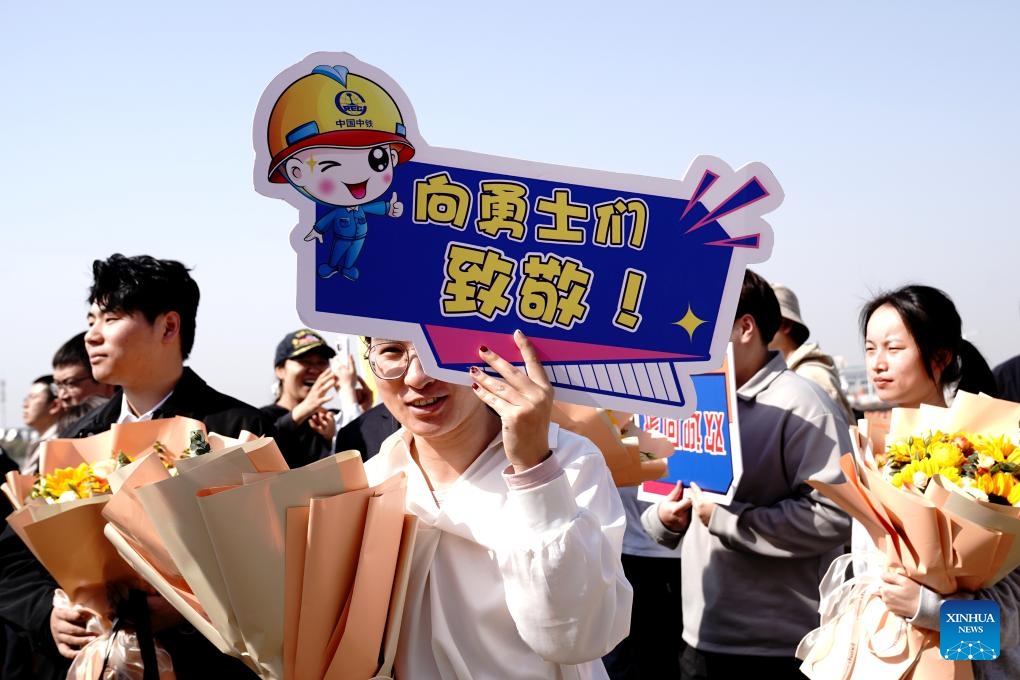People greet China's research icebreaker Xuelong, or Snow Dragon, at a base dock in Shanghai, east China, April 8, 2025. China's research icebreaker Xuelong, or Snow Dragon, arrived in Shanghai on Tuesday, marking the completion of key missions in the country's 41st Antarctic expedition, according to a press conference held on Tuesday. (Photo: Xinhua)