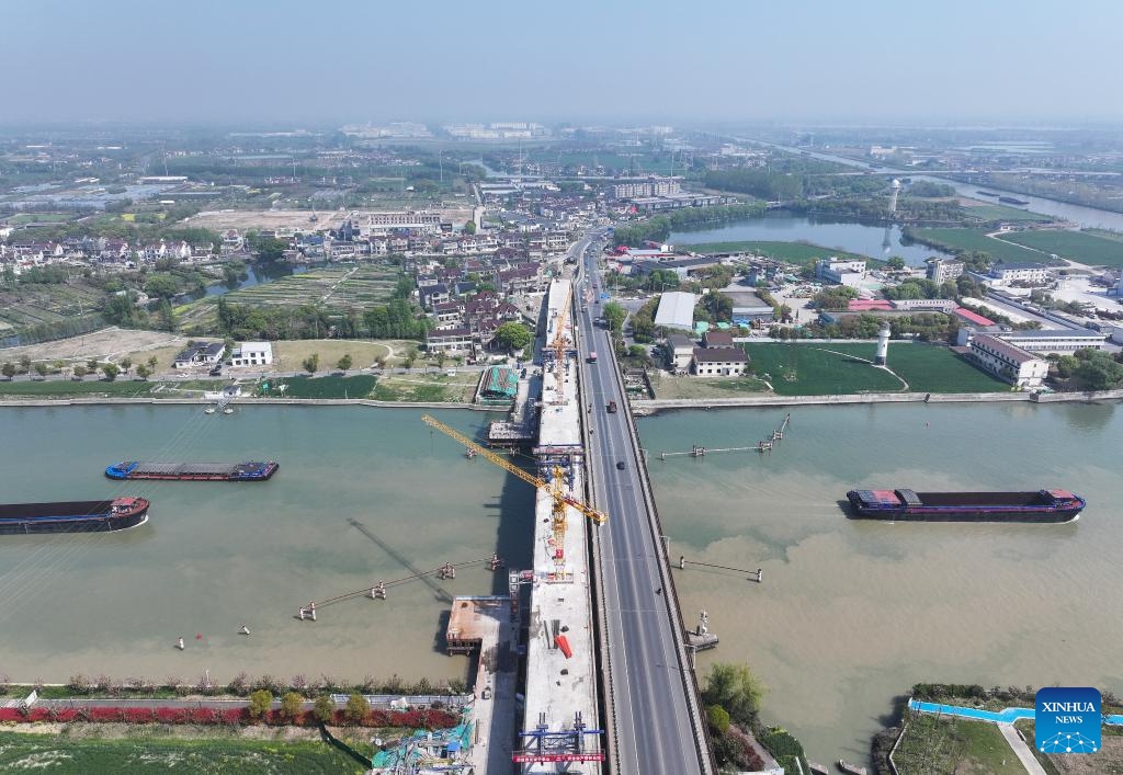 An aerial drone photo taken on April 8, 2025 shows the construction site of the Pingwang Bridge in Suzhou, east China's Jiangsu Province. The Pingwang Bridge, a project of the east part of the Chang-Hu-Shen (Changxin-Huzhou-Shanghai) navigation channel (Jiangsu section) improvement project, is under construction. (Photo: Xinhua)
