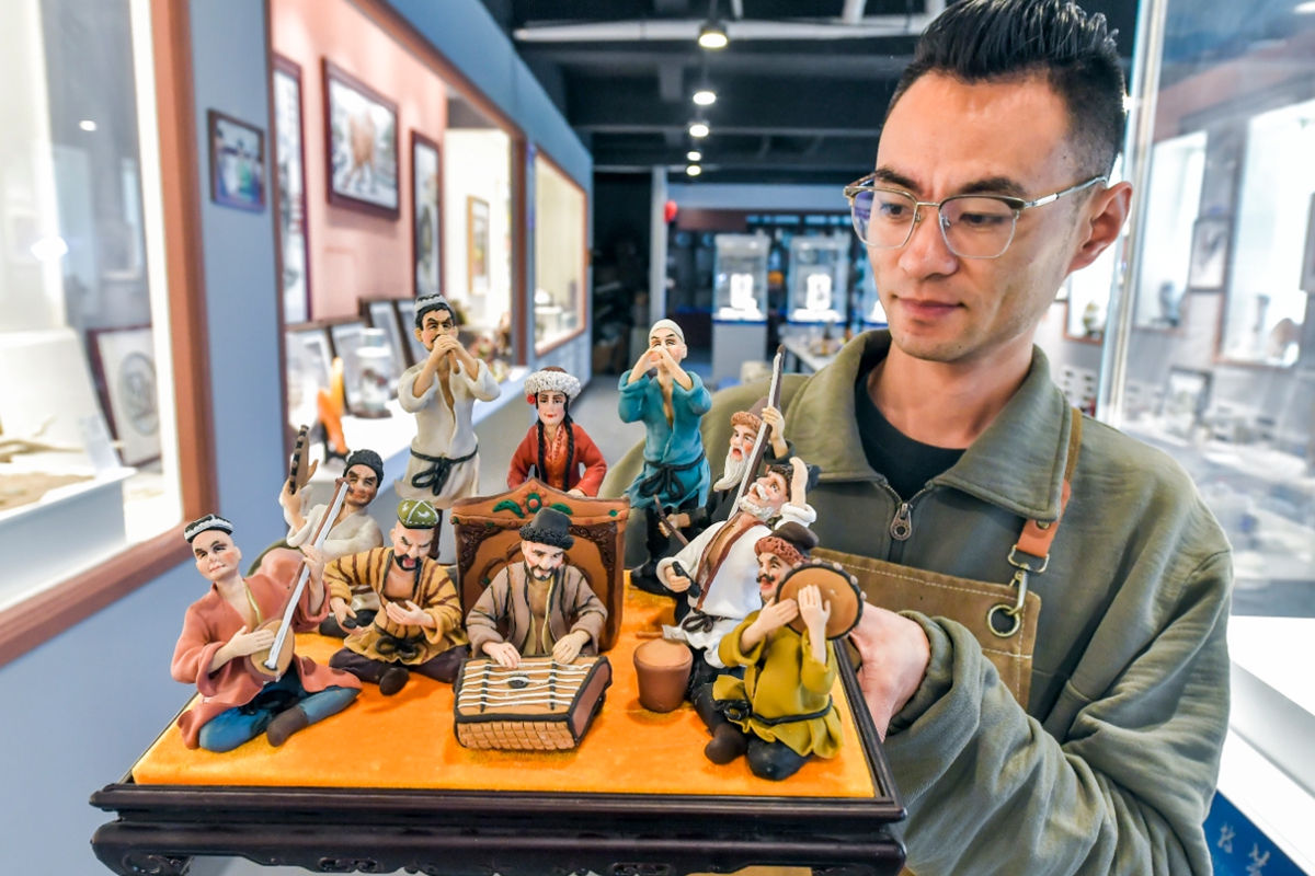 Artist Wu Shaojie showcases his clay sculpture works on April 10, 2025 in Urumqi, Northwest China's Xinjiang Uygur Autonomous Region. Wu is a representative inheritor of the intangible cultural heritage of clay sculpture techniques in Xinjiang, and his works primarily depict scenes from the lives of various ethnic groups in the region. Photo: VCG
