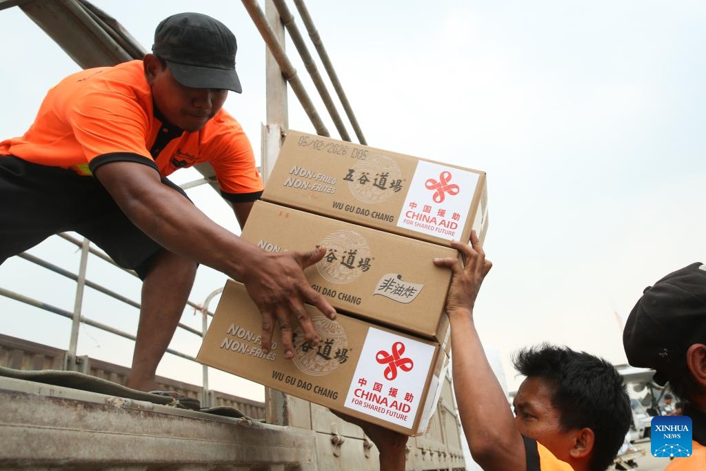 Staff members transport supplies at Yangon International Airport in Myanmar on April 9, 2025. The fifth batch of emergency humanitarian aid supplies dispatched by the Chinese government arrived at Yangon International Airport in Myanmar on Wednesday. The aid supplies include 266 tents, 20,000 mosquito nets, 9,000 tarpaulins, and 2,000 boxes of instant noodles, with a total weight of over 91 tons. (Photo: Xinhua)