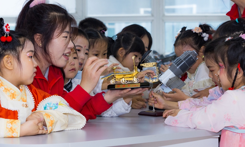Children observe a space model at a science and technology museum in Urumqi, Northwest China's Xinjiang Uygur Autonomous Region, on April 10, 2025. Photo: VCG