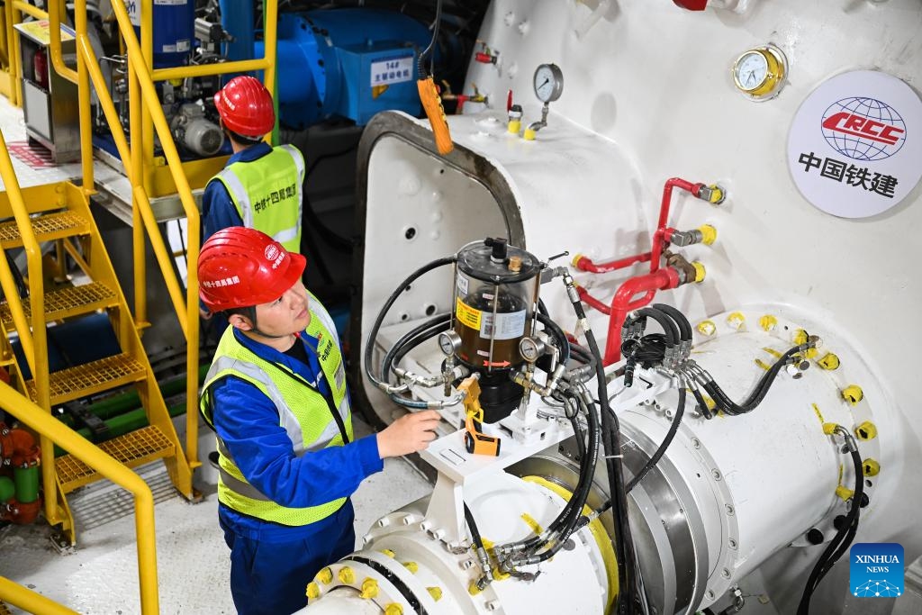 Technical staff conduct inspection inside Jianghai, a giant self-developed tunnel boring machine deployed for the construction of the Haitai Yangtze River Tunnel, in Haimen, east China's Jiangsu Province on April 9, 2025. China on Wednesday deployed a giant self-developed tunnel boring machine (TBM) for the construction of the world's longest underwater highway TBM tunnel. (Photo: Xinhua)