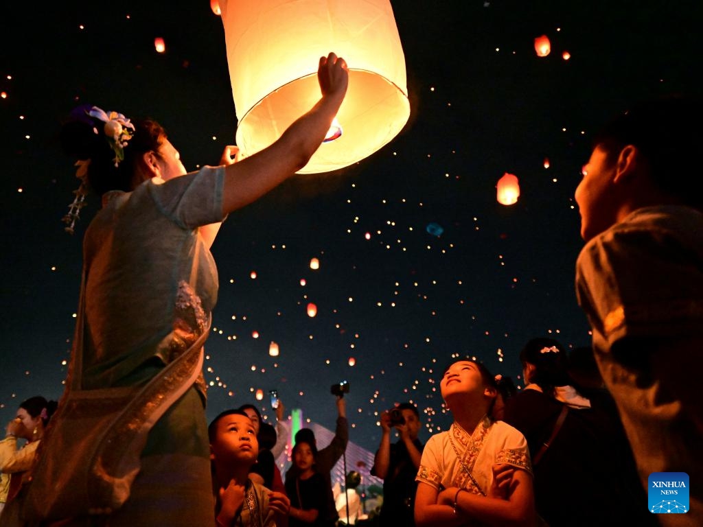 People fly a Kongming lantern, a kind of small hot-air paper balloon, by the Lancang River in Jinghong City, Xishuangbanna Dai Autonomous Prefecture, southwest China's Yunnan Province, April 13, 2025. A variety of folk cultural activities were held in Xishuangbanna Dai Autonomous Prefecture to celebrate the New Year of the calendar of the Dai ethnic group, which is also called the water-splashing festival. (Photo: Xinhua)
