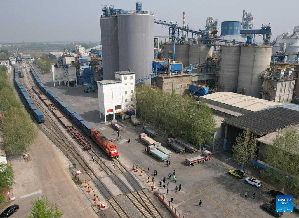 An aerial drone photo shows a China-Europe freight train bound for Moscow of Russia waiting for departure at a logistics center in Beijing, capital of China, April 16, 2025. Beijing on Wednesday sent its first China-Europe freight train in 2025. It is estimated that the train will cover a distance of about 9000 kilometers in 16 days. (Photo: Xinhua)