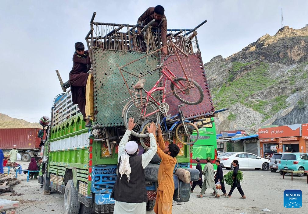 Afghan refugees unload their belongings from a truck at the Torkham border crossing in Nangarhar province, Pakistan, on April 16, 2025. (Photo: Xinhua)