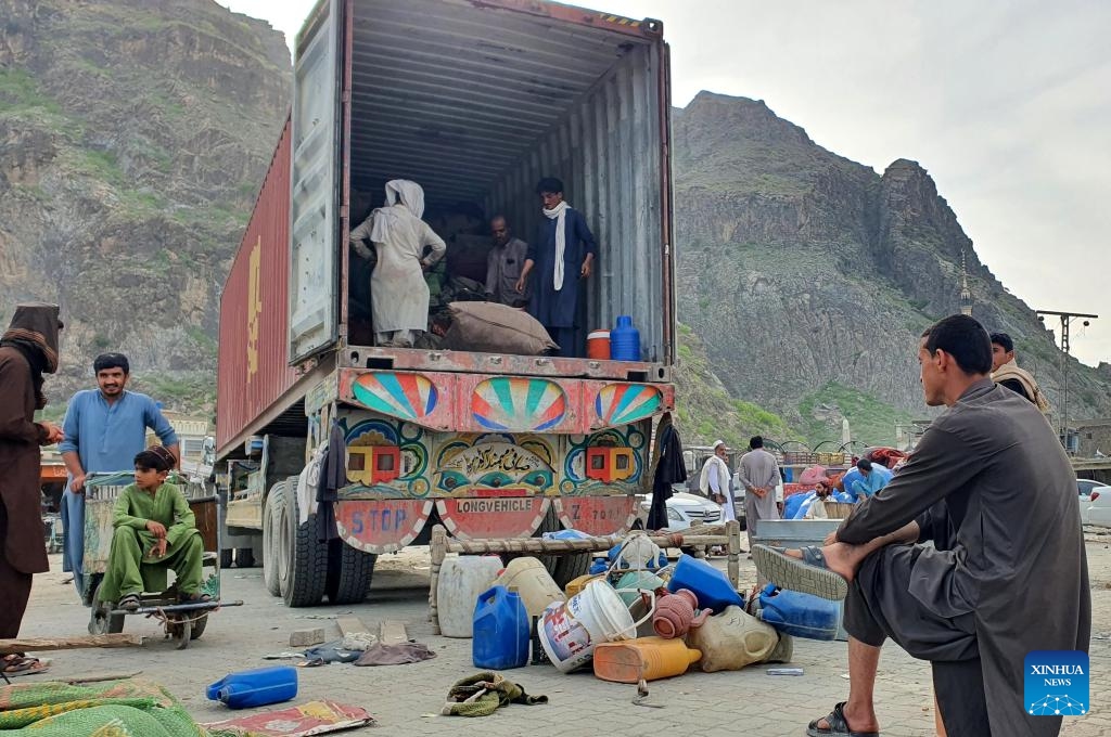 Afghan refugees unload their belongings from a truck at the Torkham border crossing in Nangarhar province, Pakistan, on April 16, 2025. (Photo: Xinhua)